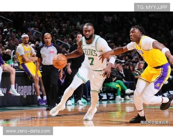 湖人队迎战凯尔特人，詹姆斯与戴维斯联手出战，西部季后赛形势愈加激烈